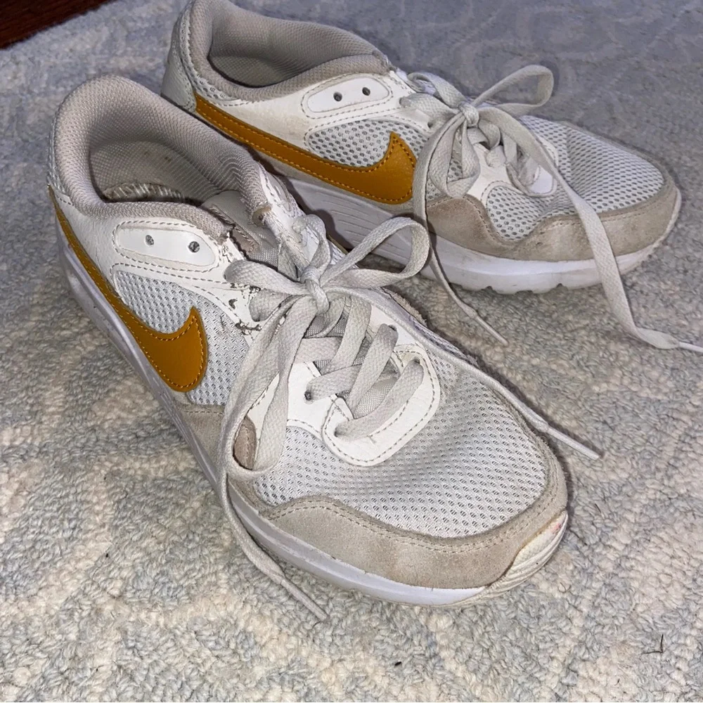 Nike Air Max SC Women’s 7.5 Shoes white with mustard yellow